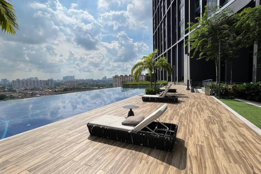 Comfort Bedroom @ Aera Residence Petaling Jaya Exterior photo
